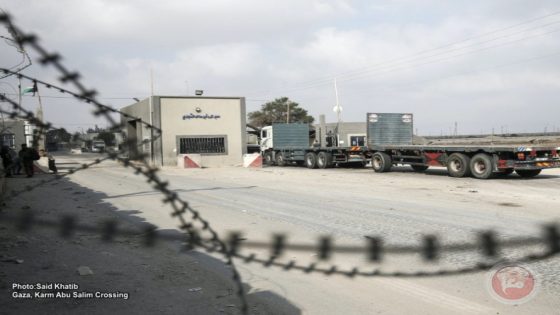 قوات الاحتلال تعتقل مرافق طفل مريض من معبر كرم أبو سالم