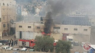 إطفائية بلدية الخليل تُخمد حريقاً في مول تجاري بالمنطقة الجنوبية من المدينة
