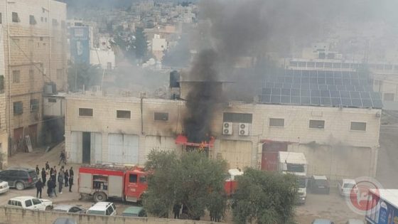 إطفائية بلدية الخليل تُخمد حريقاً في مول تجاري بالمنطقة الجنوبية من المدينة