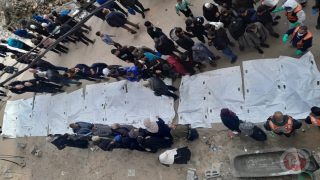 البدء بانتشال جثامين الشهداء من أسفل المنازل الصغيرة في قطاع غزة