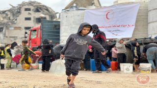 قصف مدفعي وجوي في عدة مناطق بغزة والرياح والأمطار تقتلع خيام النازحين