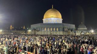 عشرات آلاف المصلين يؤدون صلاة الجمعة في الأقصى