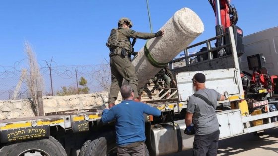 الاحتلال يصادر أعمدة حجرية أثرية في المزرعة الشرقية