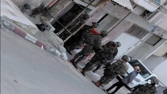 فيديو- الاحتلال يفرض حظر تجوّل بعدة أحياء في قلقيلية ويحوّل منازل لثكنات عسكرية