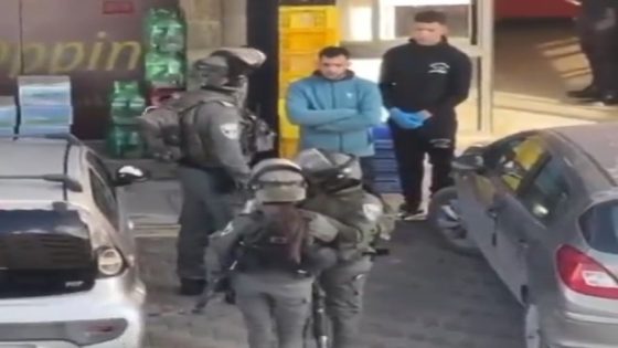 الاحتلال يصيب شابا بالرصاص ويعتقله ويعتدي على طفل في سلواد