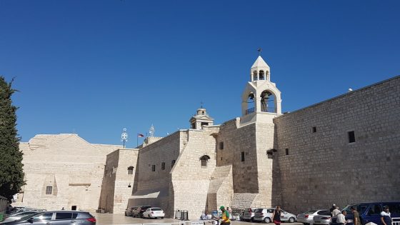 الكنائس المسيحية التي تسير حسب التقويم الغربي تبدأ احتفالاتها بعيد الميلاد المجيد