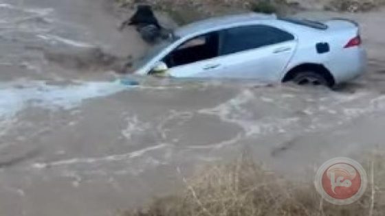 العثور على جثة يُشتبه بأنها تعود لشاب جرفته السيول جنوب الخليل
