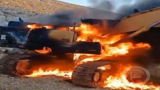 شاهد- مستوطنون يحرقون كرفانا وجرافة ويخطون شعارات شرق رام الله