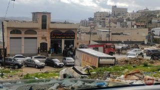 إصابة مواطن بحروق واختناق إثر حريق منزل في الخليل