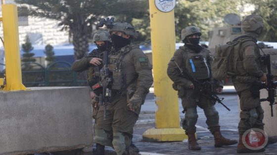 قوات الاحتلال تعتقل مواطنين في السموع وتحتجز مزارعين غرب الخليل