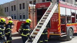 الدفاع المدني: احتراق منزل في حلحول وإصابة 4 مواطنين بالاختناق
