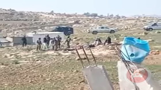 فيديو- مستوطنون يهاجمون المواطنين بمسافر يطا والاحتلال يعتقل مواطنين