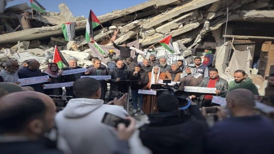 وقفة إنسانية على أنقاض منزل عائلة الشنّا بالمغازي