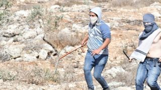 مستوطنون يهاجمون شابين في قرية يبرود