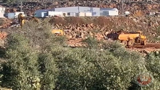 شاهد- الاحتلال يجرف أراضي في ترمسعيا شمال رام الله