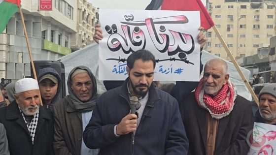 تظاهرة بغزة تطالب بحل أزمة السيولة ومحاربة عمولة السحب