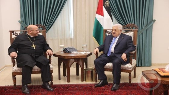 الرئيس عباس يهنئ مطران الكنيسة الانجيلية اللوثرية في فلسطين والأردن باستلام مهامه