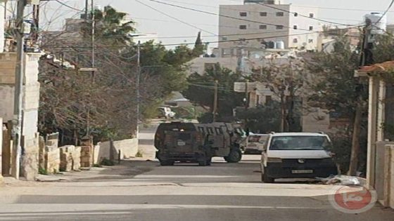 قوات الاحتلال تغلق مداخل بلدة حزما وتسيطر على مبان وتفتش المنازل
