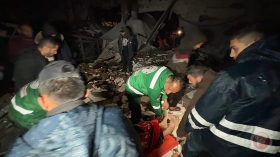 4 شهداء ومصابين اثر انهيارات بمنازل وجدران وقصف جوي ومدفعي بقطاع غزة