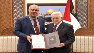 الرئيس يمنح القائد الوطني الكبير محمد بركة قلادة الكنعانيين الكبرى