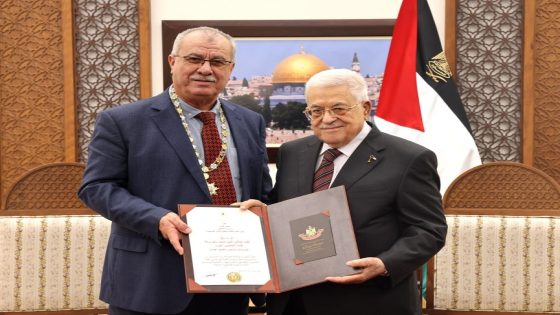 الرئيس يمنح القائد الوطني الكبير محمد بركة قلادة الكنعانيين الكبرى