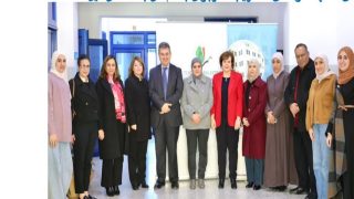 مؤسسة نُعلّم لفلسطين تسلم عدداً من أجهزة الحاسوب المحمولة إلى المعهد الوطني للتدريب التربوي بدعم من بنك فلسطين