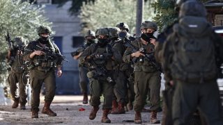 الاحتلال يعتقل ويحقق ميدانيا مع 80 مواطنا على الأقل من الضفة والقدس