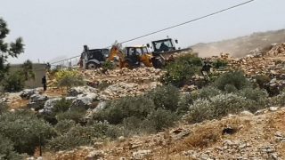 جرافات الاحتلال تواصل تجريف أراضي واد البير غرب سلفيت
