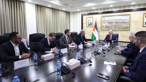 مصطفى يبحث مع المبعوث الأوروبي لعملية السلام المستجدات السياسية والأوضاع الميدانية