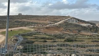 مستوطنون يهاجمون المواطنين في قصرة جنوب نابلس