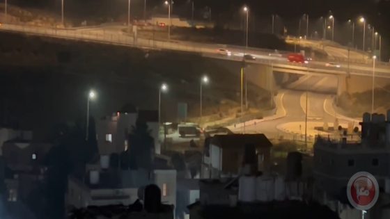 قنابل الغاز تخنق أهالي العروب… والاحتلال يقتحم بيت أمر ويحتجز شباناً