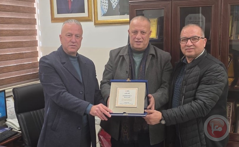 بحث تسهيل الإجراءات على معبر ترقوميا بين الشؤون المدينة وغرفة الخليل