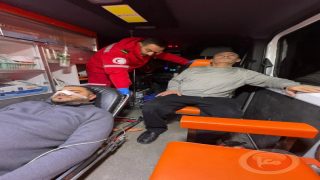 قوات الاحتلال تعتدي على طبيب ووالده ونجله خلال اقتحام مخيم الفوار جنوب الخليل