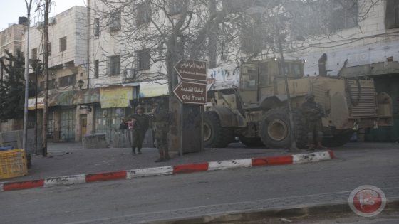 صور- الاحتلال يضيّق مدخل شارعي بئر السبع والشهداء ليشكل ضغطا على الحركة التجارية