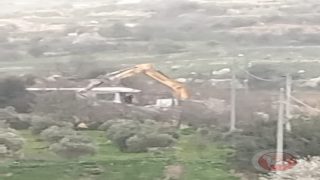 الاحتلال يهدم منزلا ويجرف منشأة زراعية في بيت أمر شمال الخليل