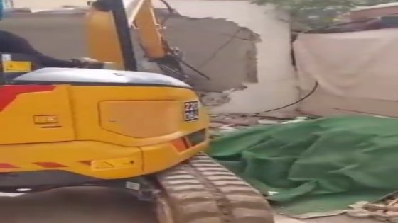 الاحتلال يجبر مقدسيا على هدم منزله ذاتيا في بلدة بيت حنينا