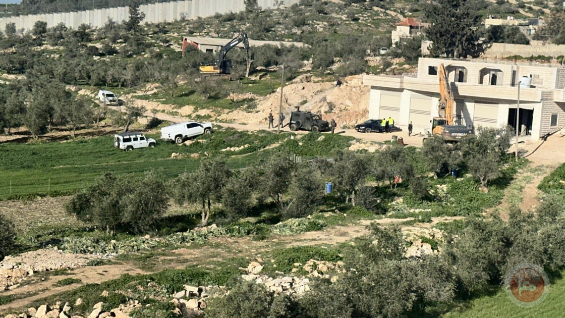 الخليل: الاحتلال يهدم منزلا في بلدة بيت عوا