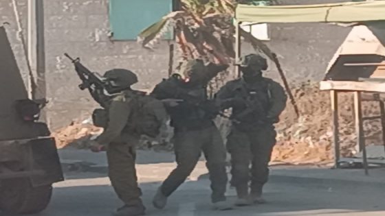 إصابات بالاختناق وإغلاق محال تجارية خلال اقتحام قوات الاحتلال بلدة بيت أمر