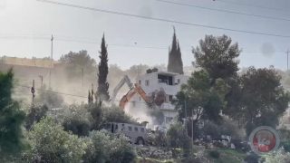 الاحتلال يهدم منزلا مكونا من 3 طوابق بترقوميا واصابة 4 مواطنين بالاختناق