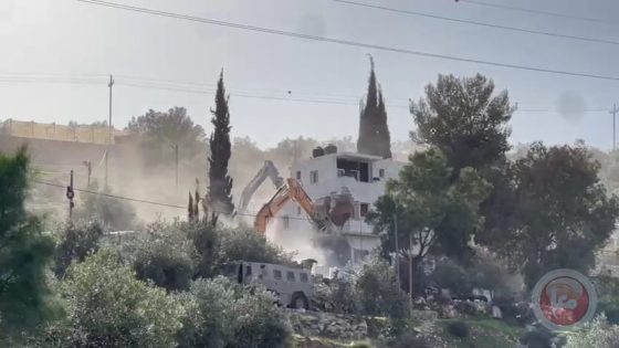الاحتلال يهدم منزلا مكونا من 3 طوابق بترقوميا واصابة 4 مواطنين بالاختناق