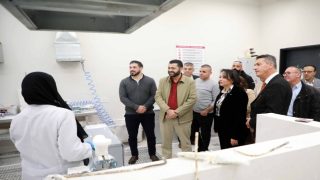 وزيرة التنمية الاجتماعية في زيارة لمصنع الأطراف الصناعية في الجامعة العربية الأمريكية