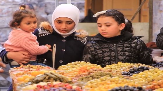 تجار البلدة القديمة في الخليل متفائلون.. رمضان يعيد فتح محالهم ويبشر بحركة تجارية نشطة (فيديو)