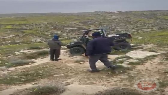 إصابة سيدة واعتقال شاب خلال اعتداء جديد للمستوطنين في خربة التبان بمسافر يطا