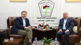 أبو هولي يبحث حماية الأونروا وتحسين أوضاع المخيمات مع المعهد الأوروبي للسلام