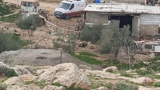 إصابات بالاختناق واعتقال شقيقين خلال اعتداءات للمستوطنين وجيش الاحتلال في مسافر يطا