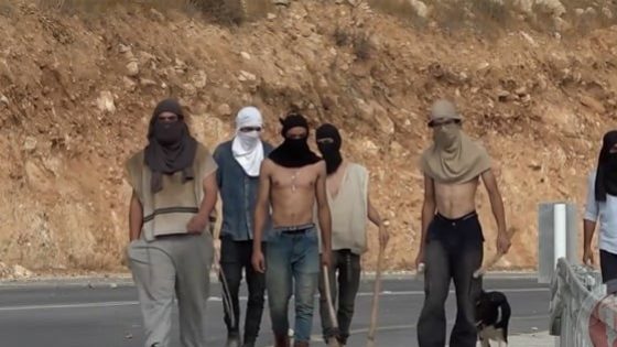 مستوطنون يهاجمون منزلا في قرية دير عمار