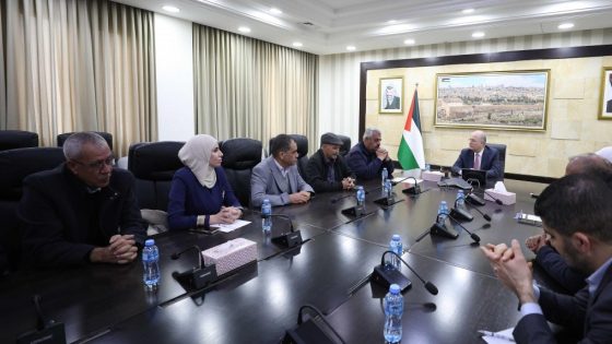 خلال لقائه وفدا من قرية المغير… رئيس الوزراء: نقدر ونفخر بصمود أهالي المغير والقرى المجاورة