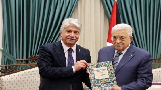 الرئيس يتسلم التقرير السنوي للمؤسسة الفلسطينية للتمكين