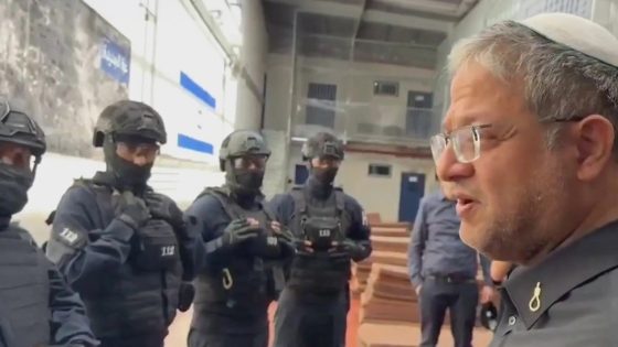 تفاصيل اقتحام المتطرف “بن غفير” لقسم (26) في سجن “عوفر”