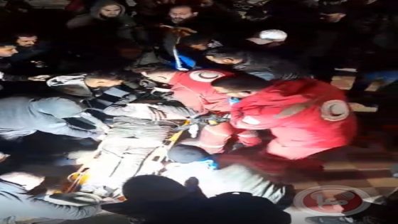 طواقم انقاذ بلدية الخليل تنقذ شخصا سقط داخل بئر قيد الإنشاء